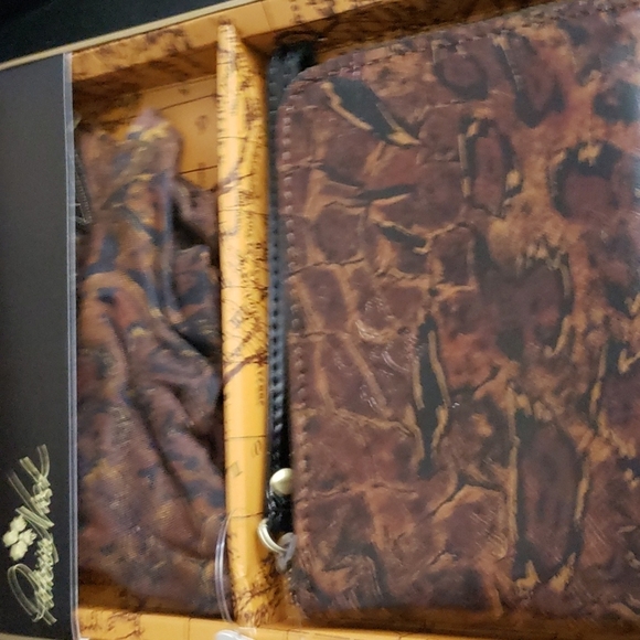 Patricia nash Duo wristlet/wallet and Scarf sets w box - Picture 16 of 16